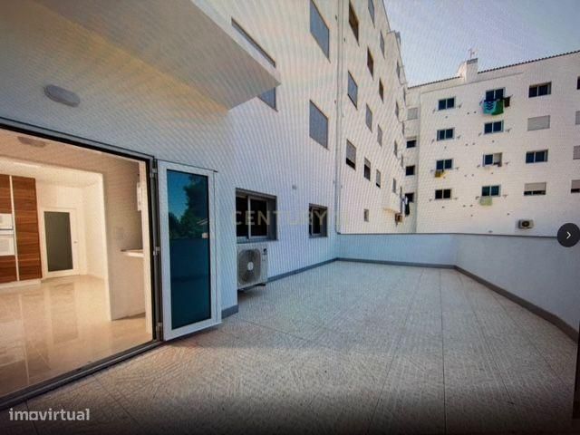 Arrendamento apartamento T3 recente de qualidade superior com terraço