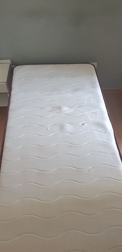 Vendo Cama com colchão e mesinha cabeceira