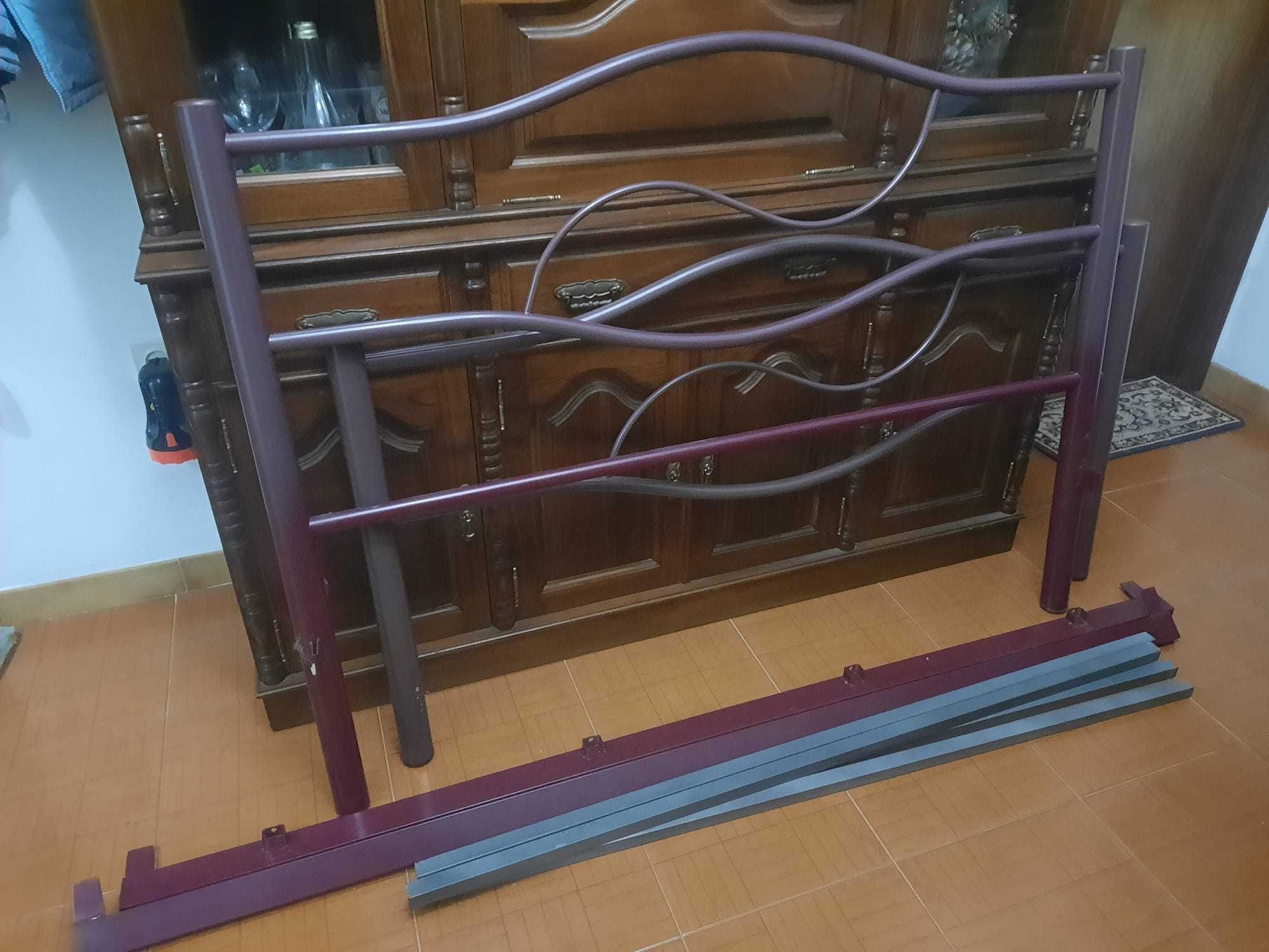 Cama de Casal com molas, completa com colchão e estrutura