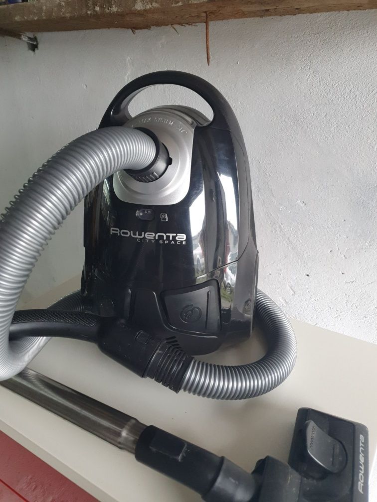 Odkurzacz Rowenta workowy, mały na działkę
