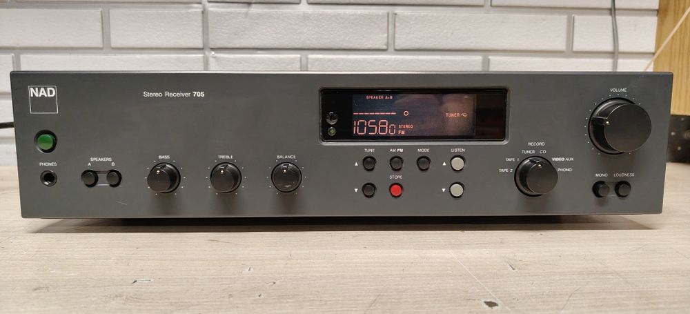 Amplituner NAD 705 z pilotem