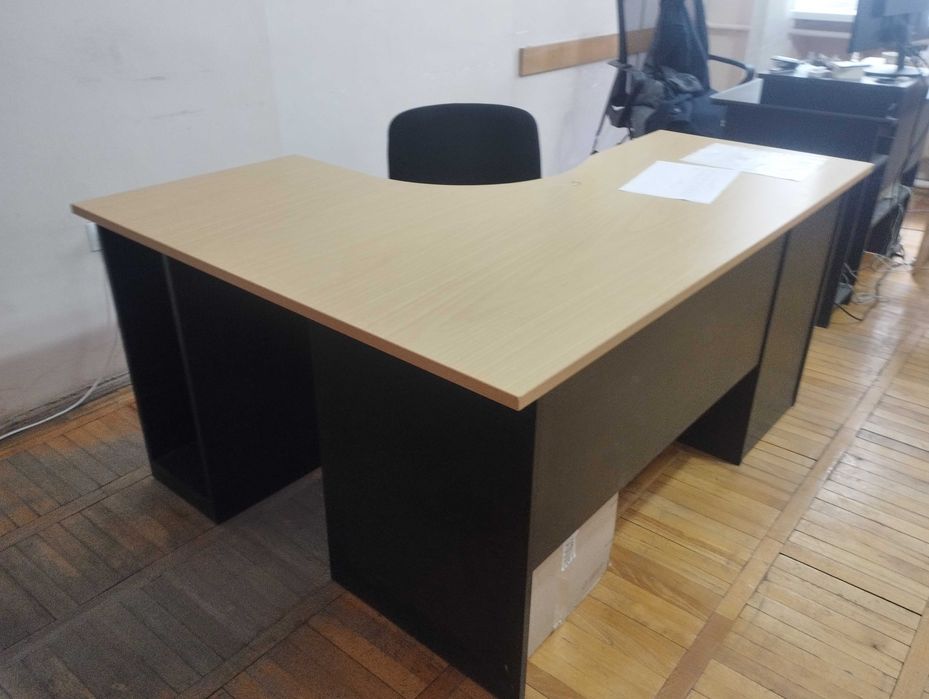 Меблі в офіс стіл шафа тумбочка