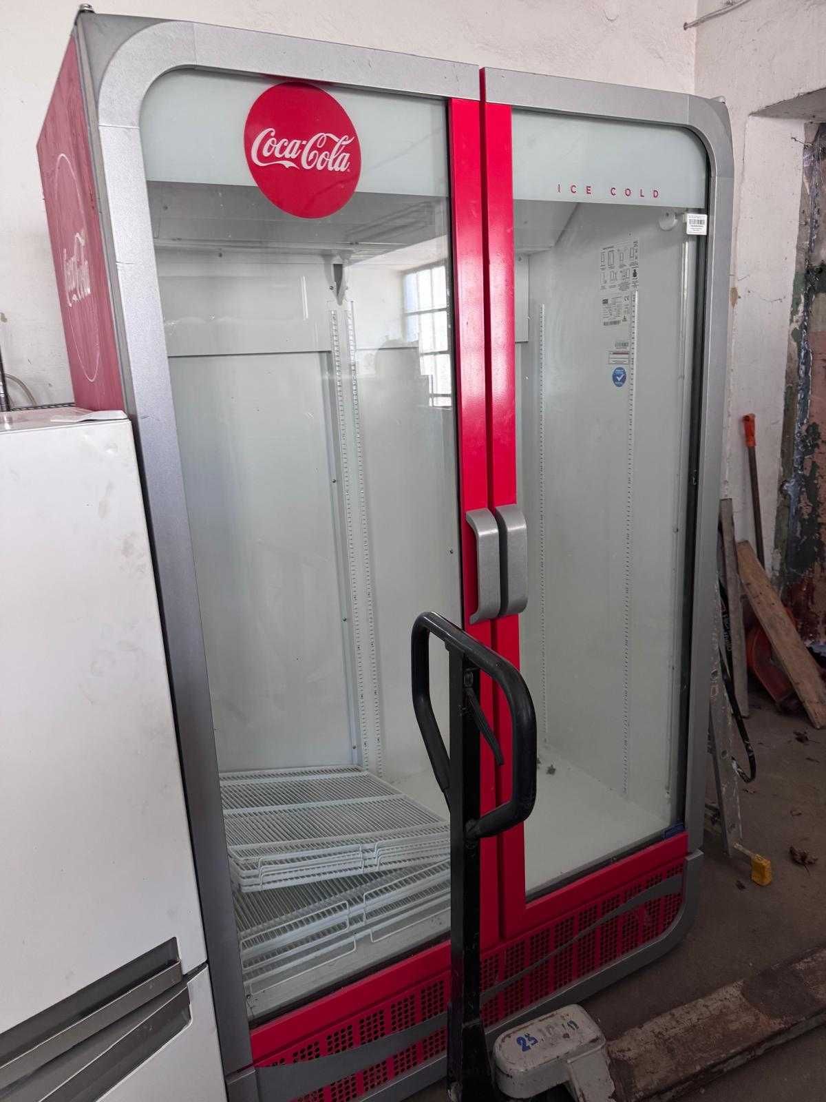 Witryna chłodnicza przeszklona na napoje Coca-Cola