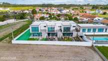 Moradia T3 Geminada, em condomínio privado com piscina