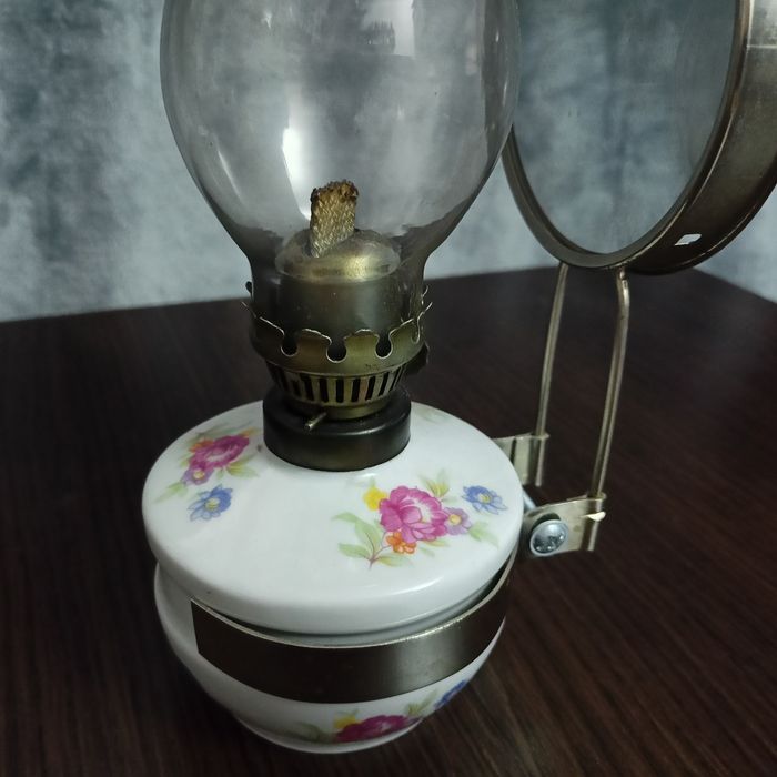 Lampka naftowa z lusterkiem