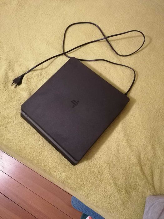 Konsola PS4 Slim 512+2 pady+2 gry