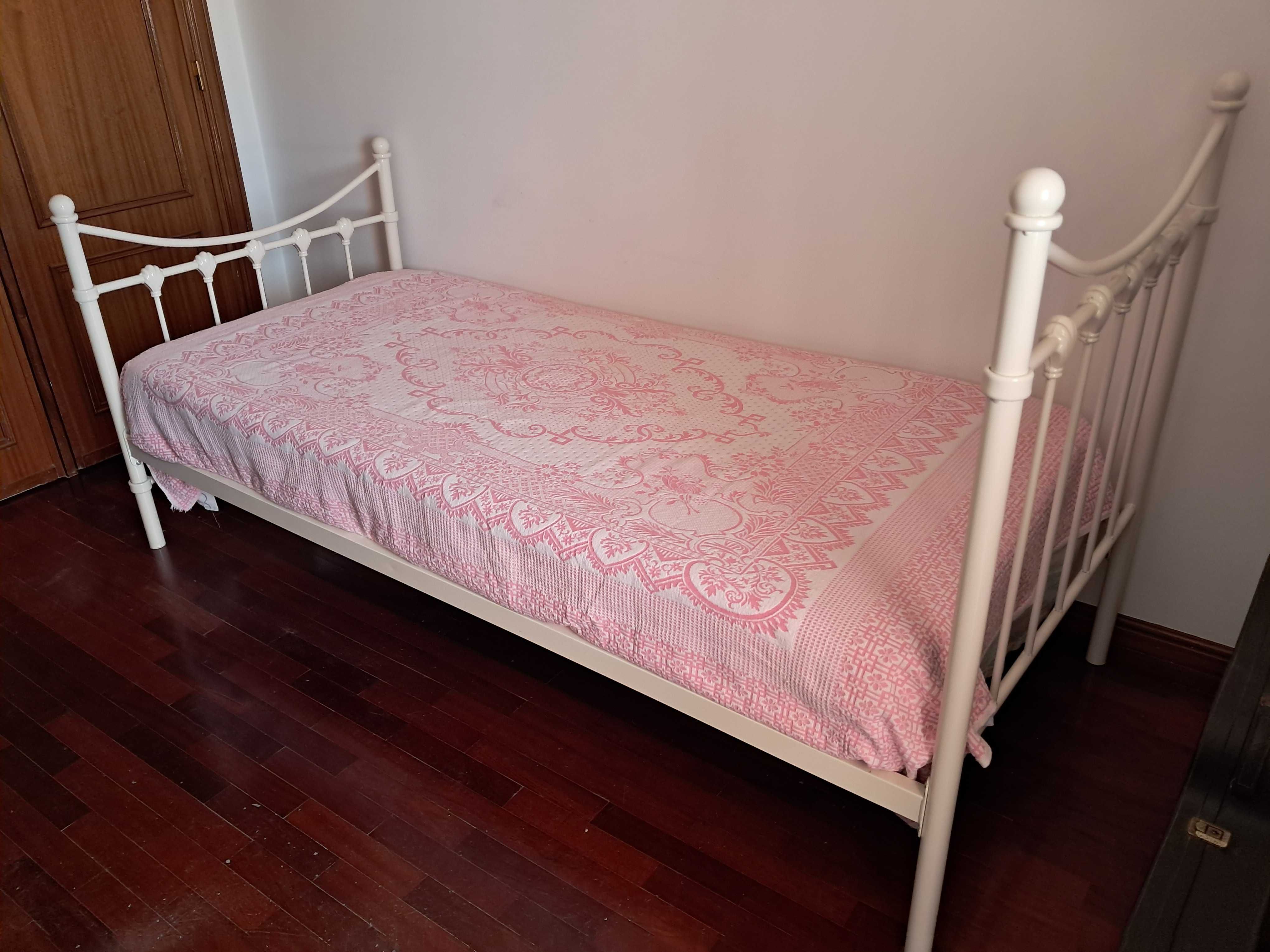 Seminovo: Cama ferro com colchão