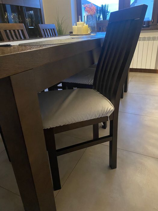 Stół i krzesła do jadalni