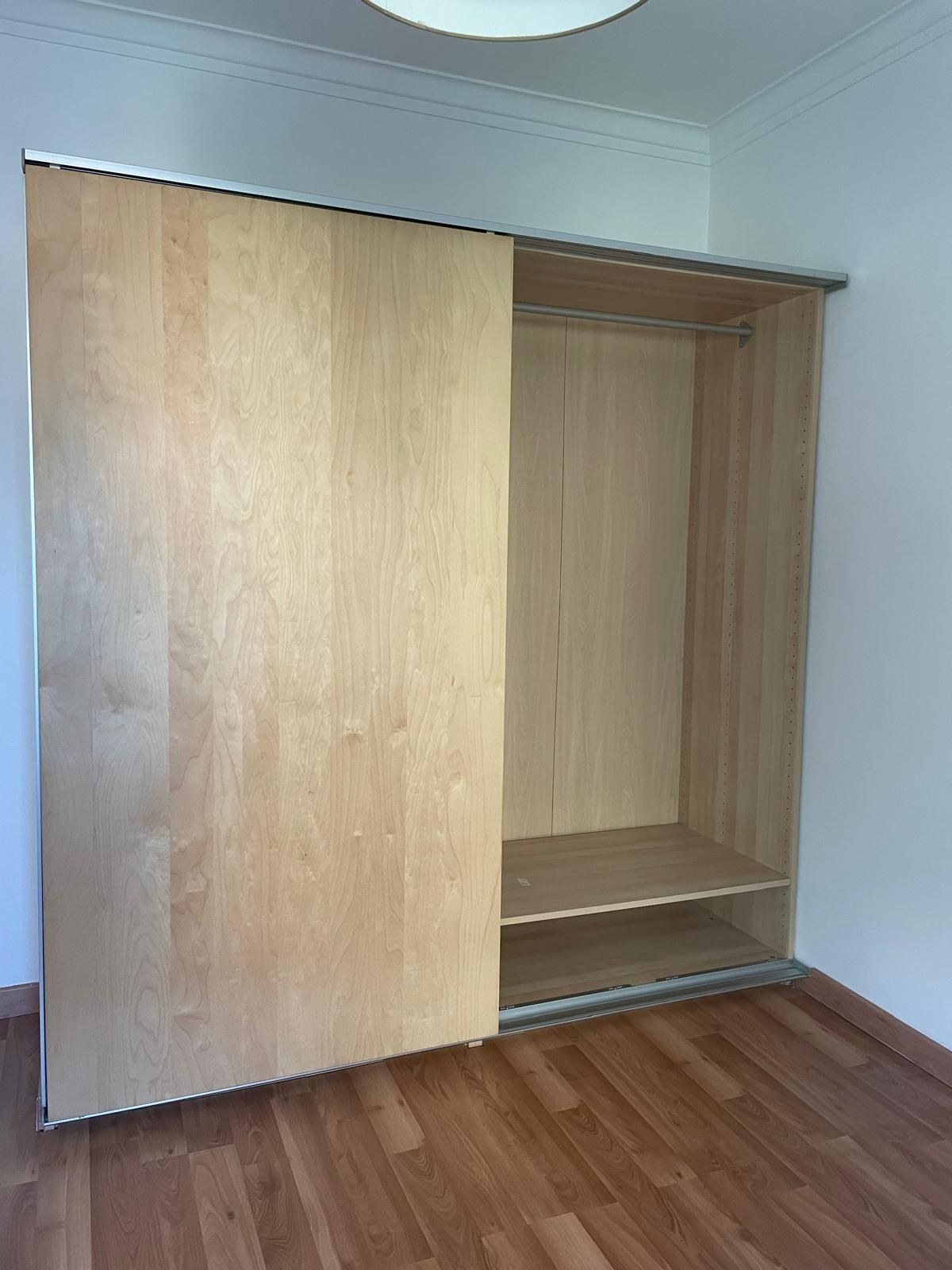 Roupeiro IKEA com espelho impecável
