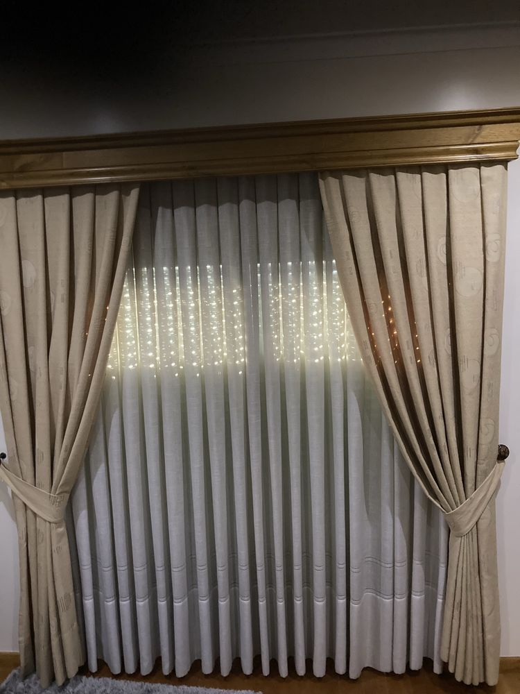 Cortinas com sanefas de madeira