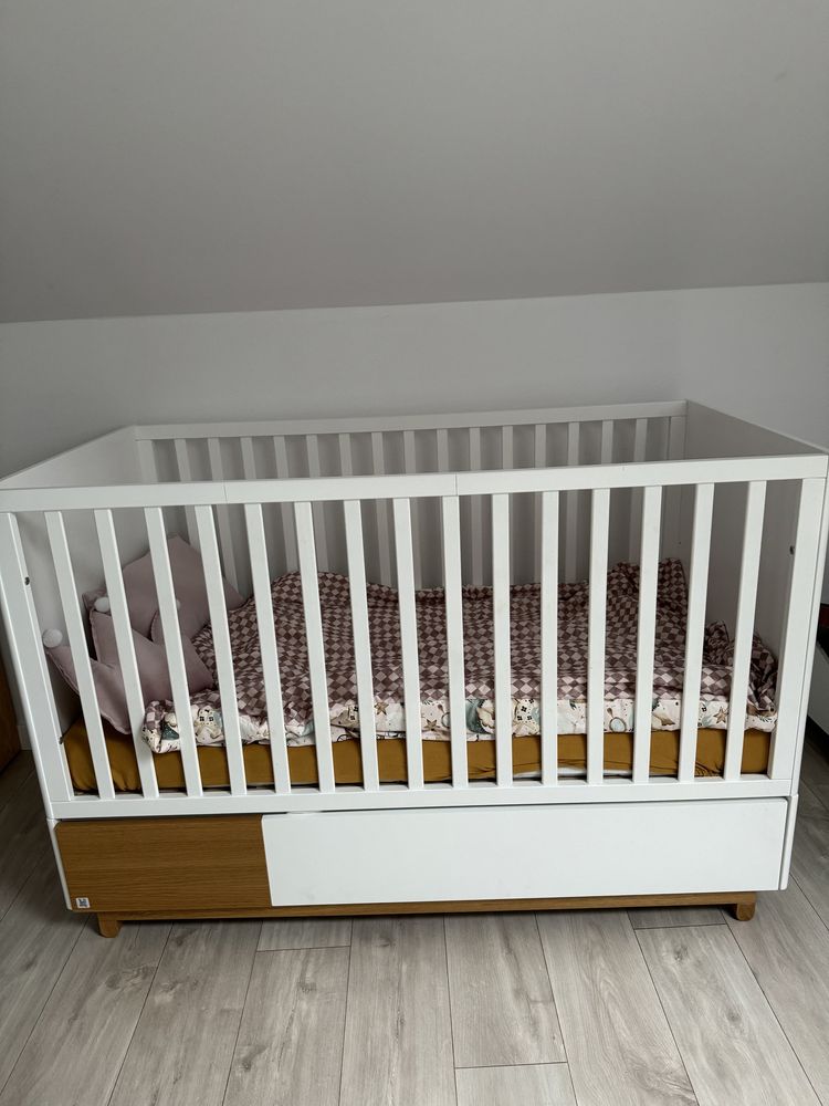 Białe łóżeczko dzieciece Bellamy Nomi 140x70 z szufladą