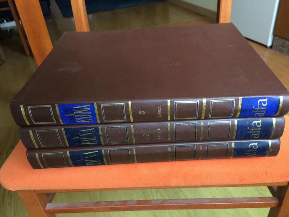 Três volumes da enciclopédia A Fauna