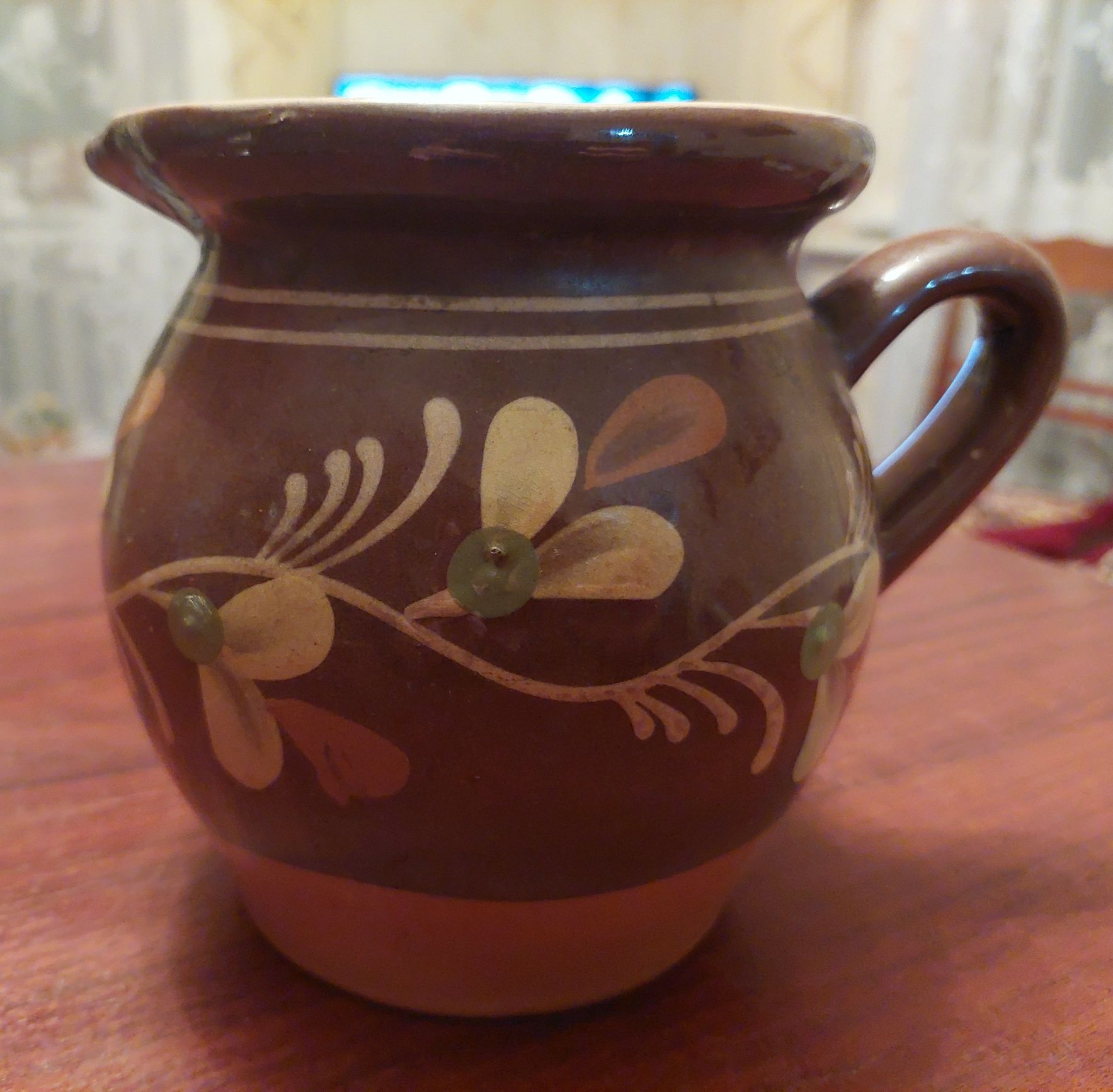 Глиняний чайник з глечиками
