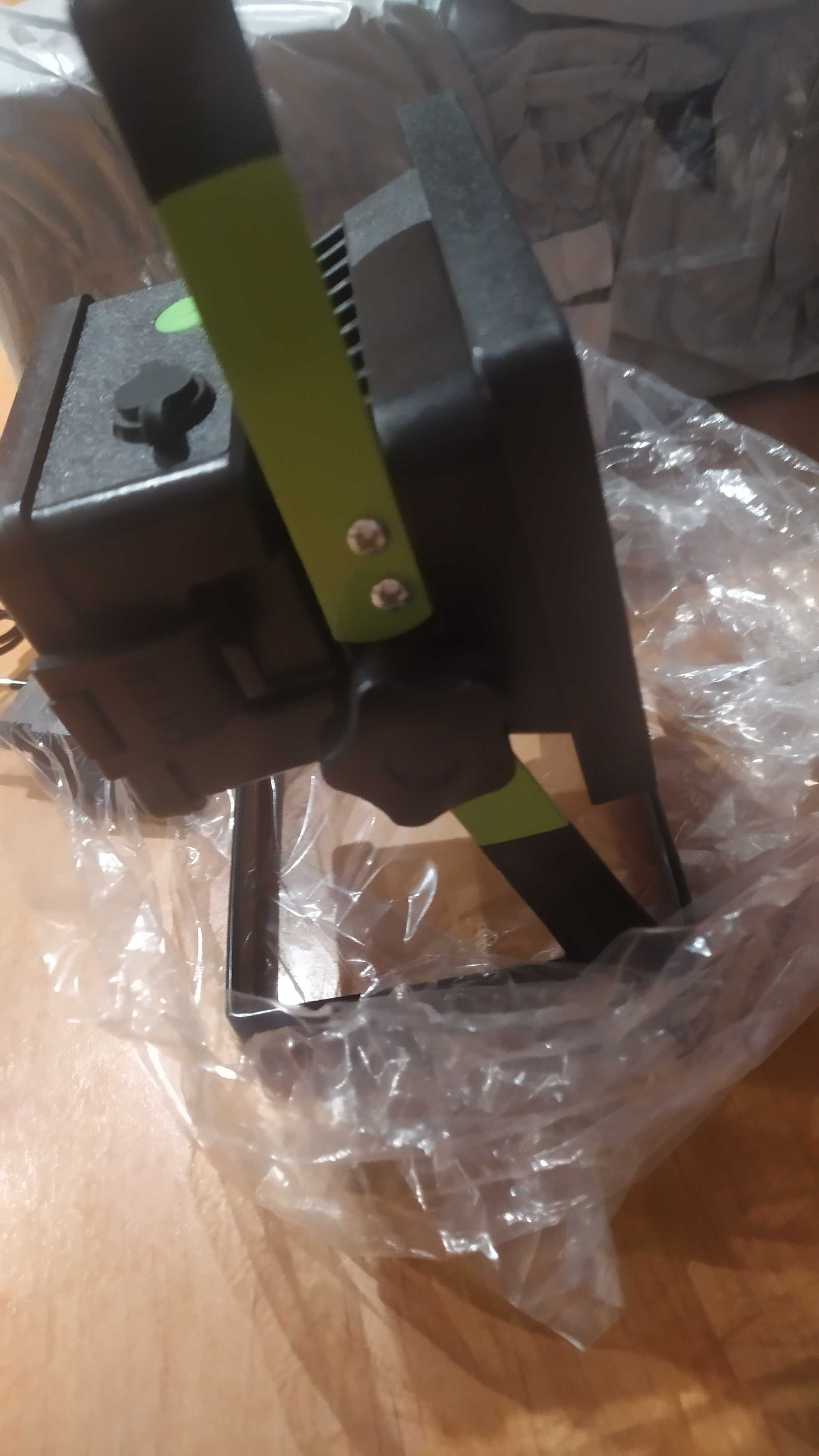 Nowa lampa warsztatowa Led z akumulatorem w kartonie z instrukcją