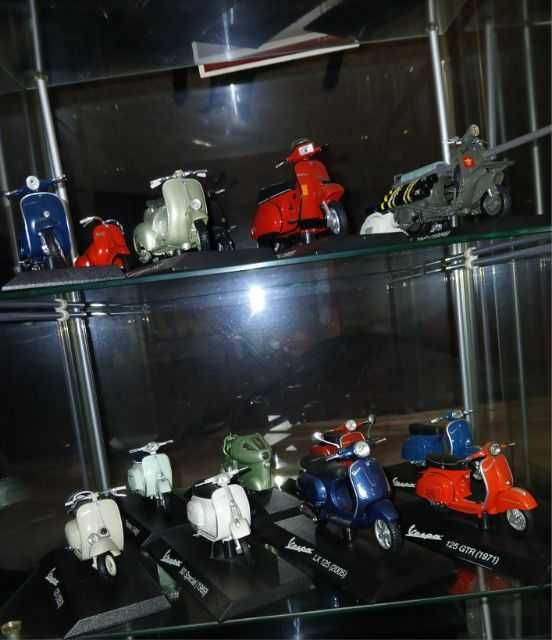 VESPA - Colecção Completa (40) VESPA / PIAGGIO Escala 1:18 + Móvel