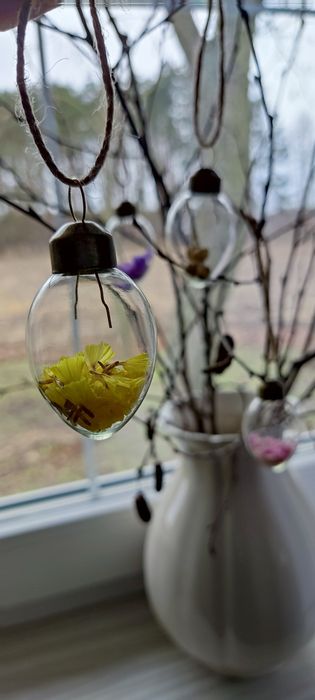 Szklana zawieszka z suszonymi kwiatami