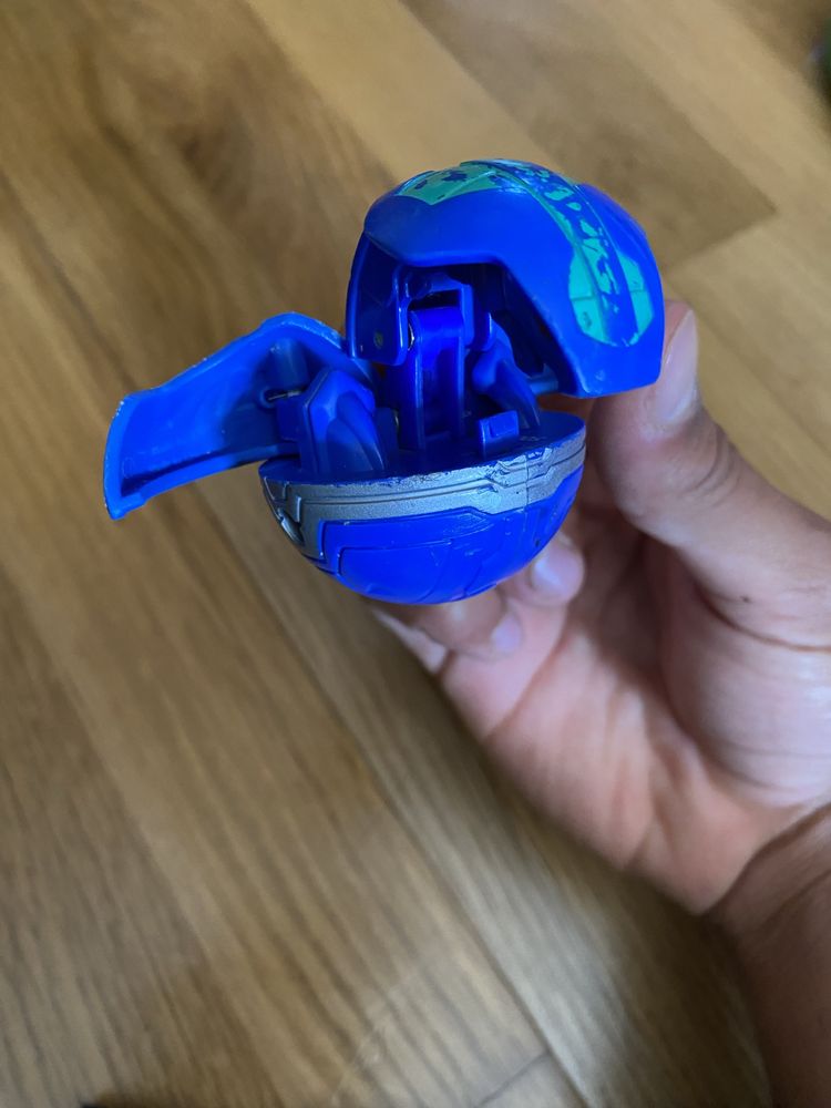 Brinquedo que abre quando bate no chão