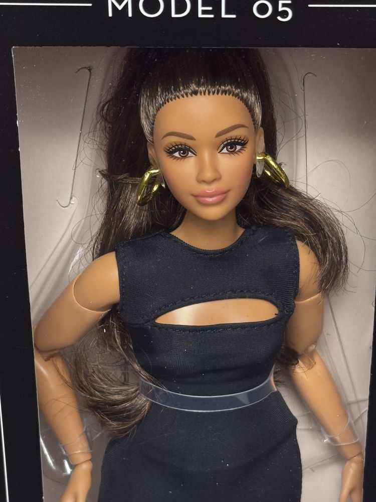 Колекційна лялька Барбі Barbie Basics Model 05 брюнетка