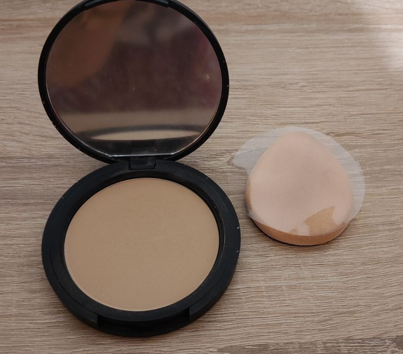 Puder prasowany Eveline Cosmetics z SPF 30