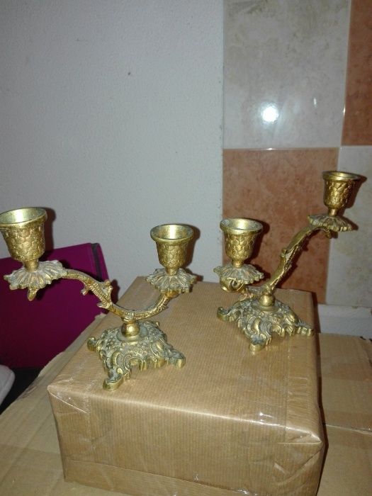 Candelabros em metal nobre com mais de 80 anos