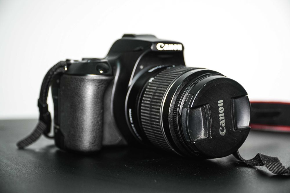 Canon EOS 250D + Lente 18-55mm + Kit Completo – DSLR em ótimo estado