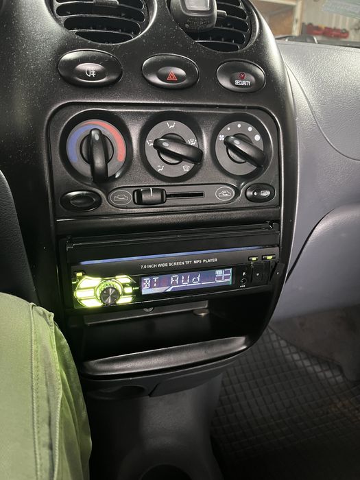 Radio samochodowe bt z wysuwanym ekranem