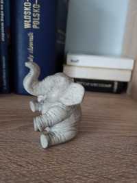 Figurka slonia z szarego kamienia