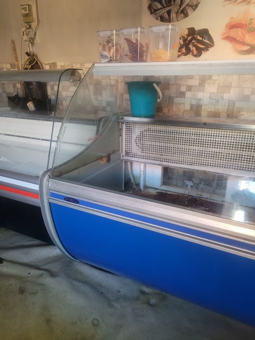 Продам холодильную витрину