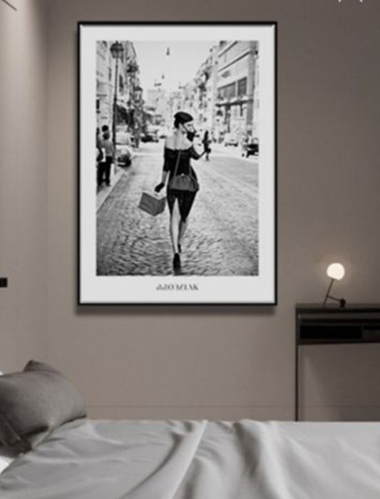 Plakat Kobieta z paczką fot. Szymon Brodziak