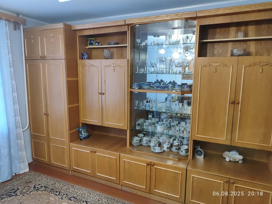 Меблева стінка, вітальня.