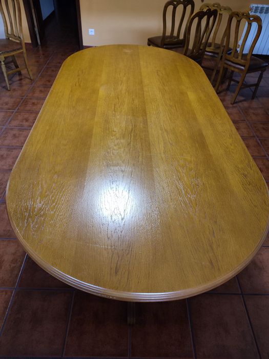 Mesa de jantar praticamente nova com cadeiras