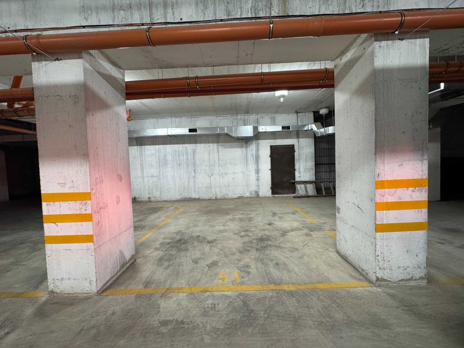 Паркомісце у підземному паркінгу в центрі міста