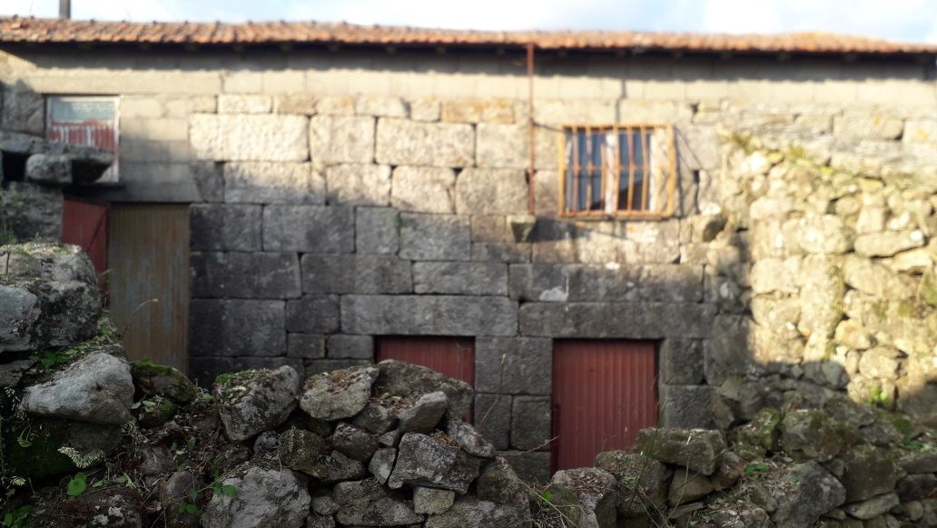 Terreno com 2 casas em pedra