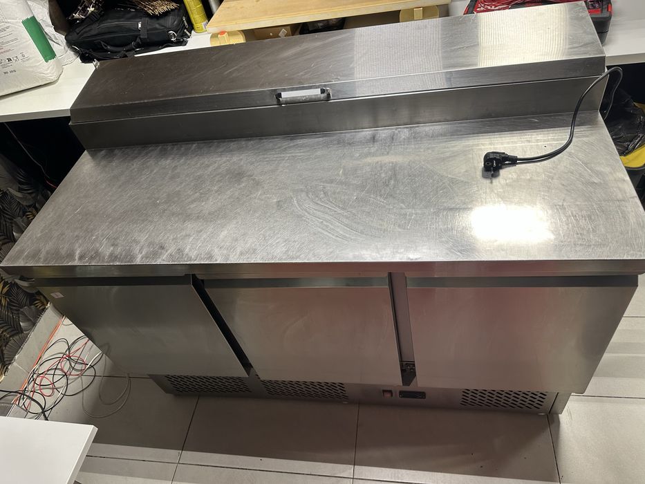 Stół chłodniczy sałatkowy stół do pizzy 3 drzwiowy