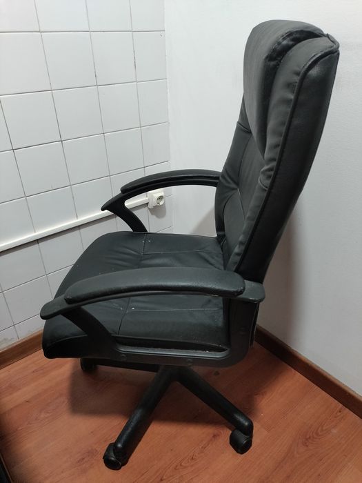 Cadeira preta com rodas