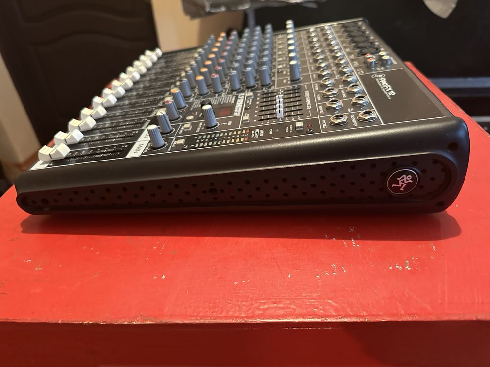 Мікшер Mackie ProFx 12 (не yamaha, allen Heath)