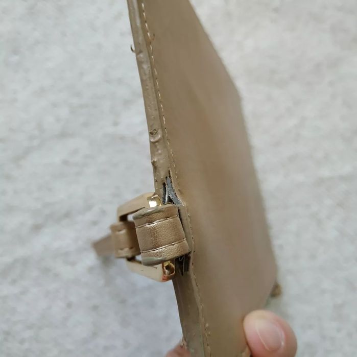 Клатч жіночий золотистого кольору з ремінцем на руку