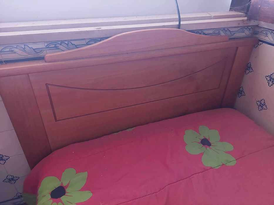 Cama de madeira maciça com colchão