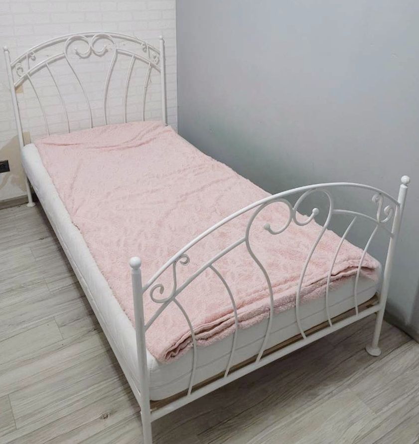 Metalowe łóżko ze stelażem dla nastolatki 104x206