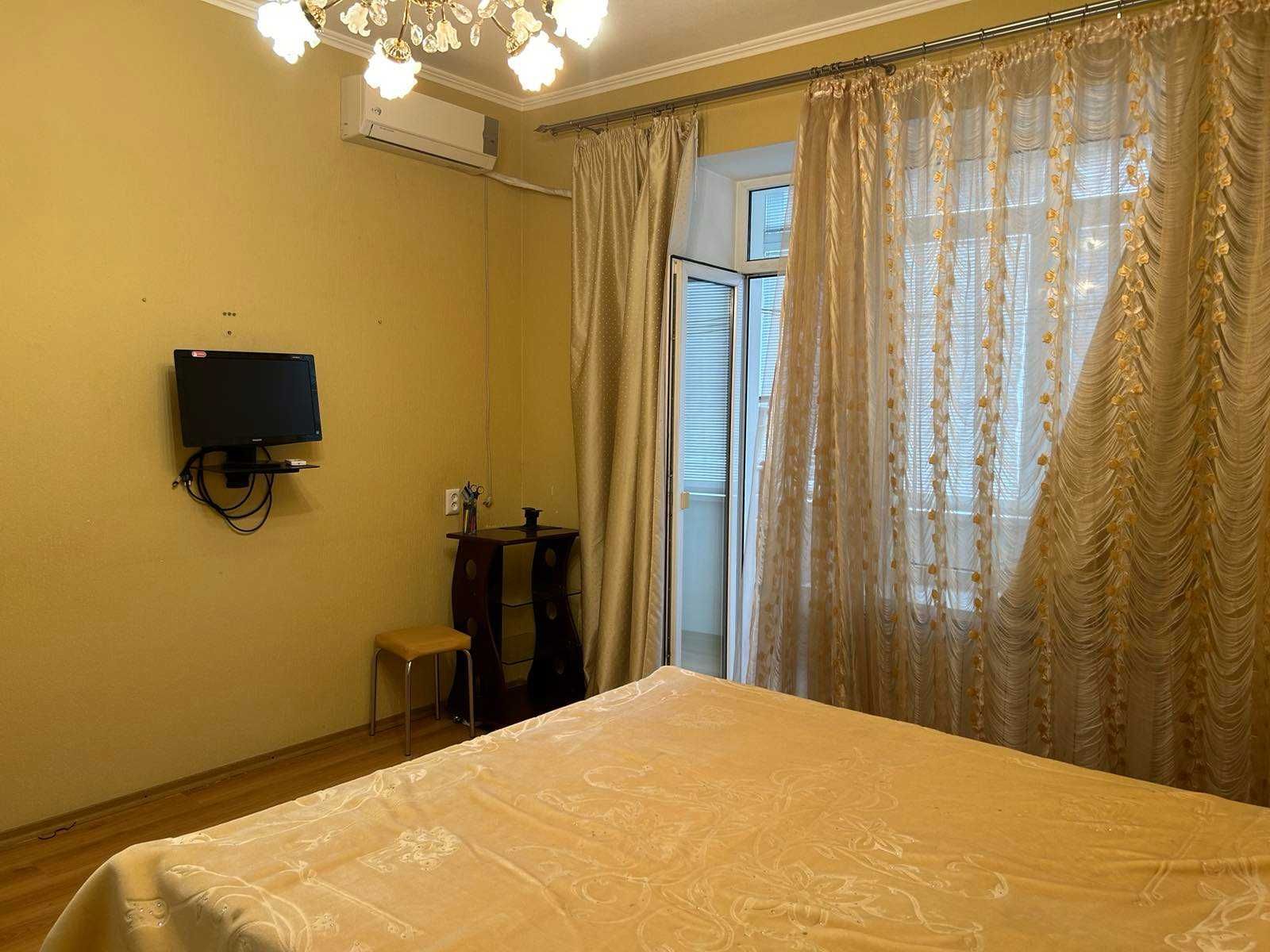 Продам 3-х комнатную квартиру - бельэтаж - Космическая -90 м.кв!