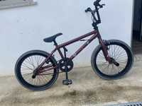 Vendo BMX. Foi toda pintada e lubrificada (fotos são antigas)