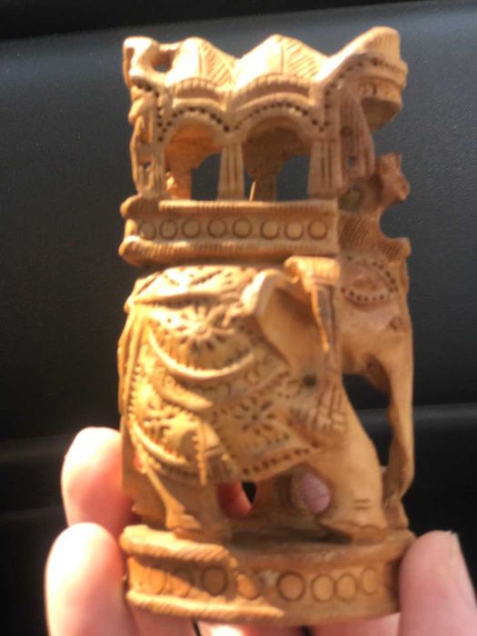 Слон с паланкином из сандала, богатство в дом