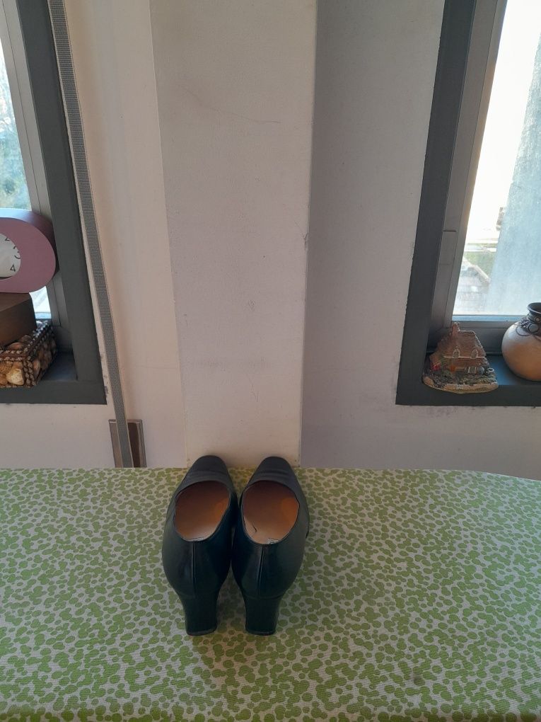 Vendo Sapatos de Senhora P.VERDI muito bonitos como novos
