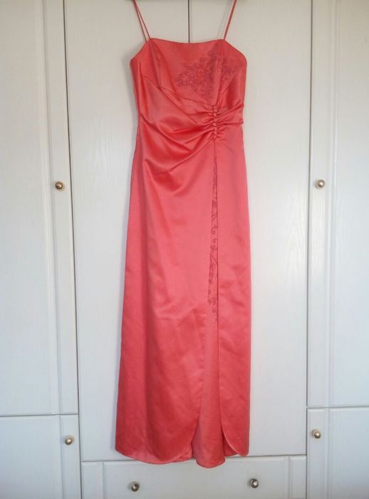 Платье. Красивое атласное.Праздник. Свадьба.