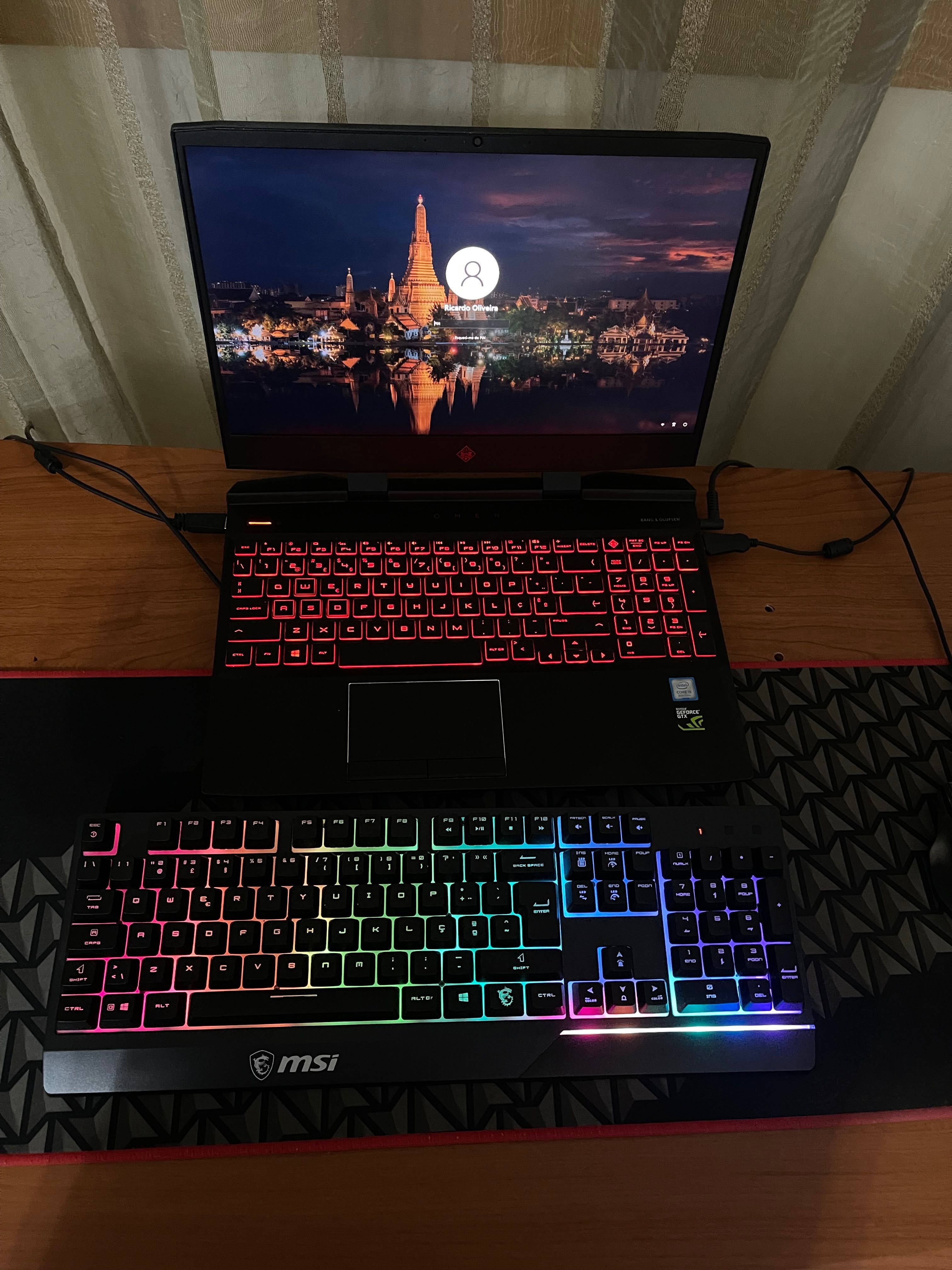 Computador Hp Omen com teclado, tapete e rato