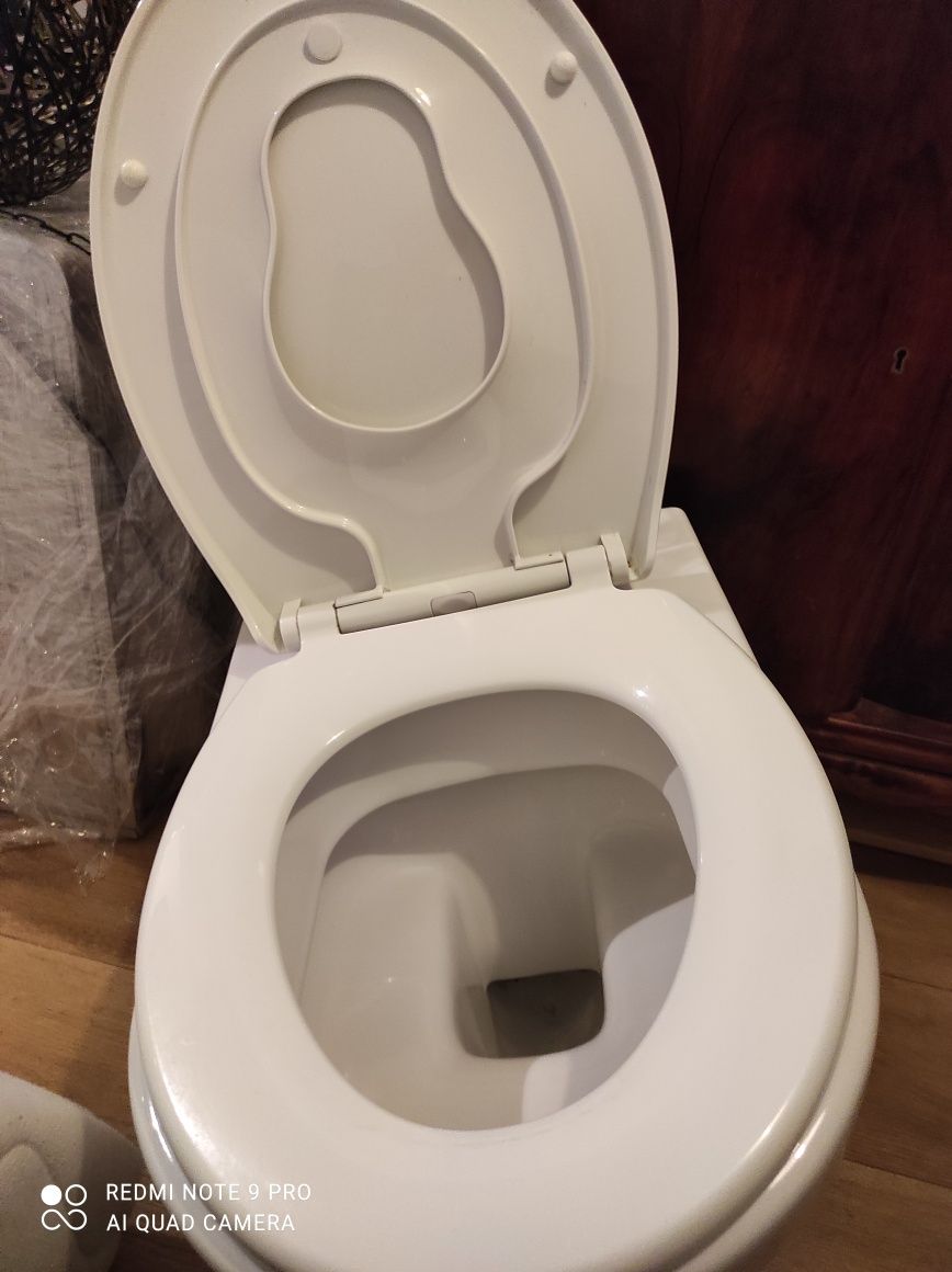 Miska WC wisząca z deską sedesową