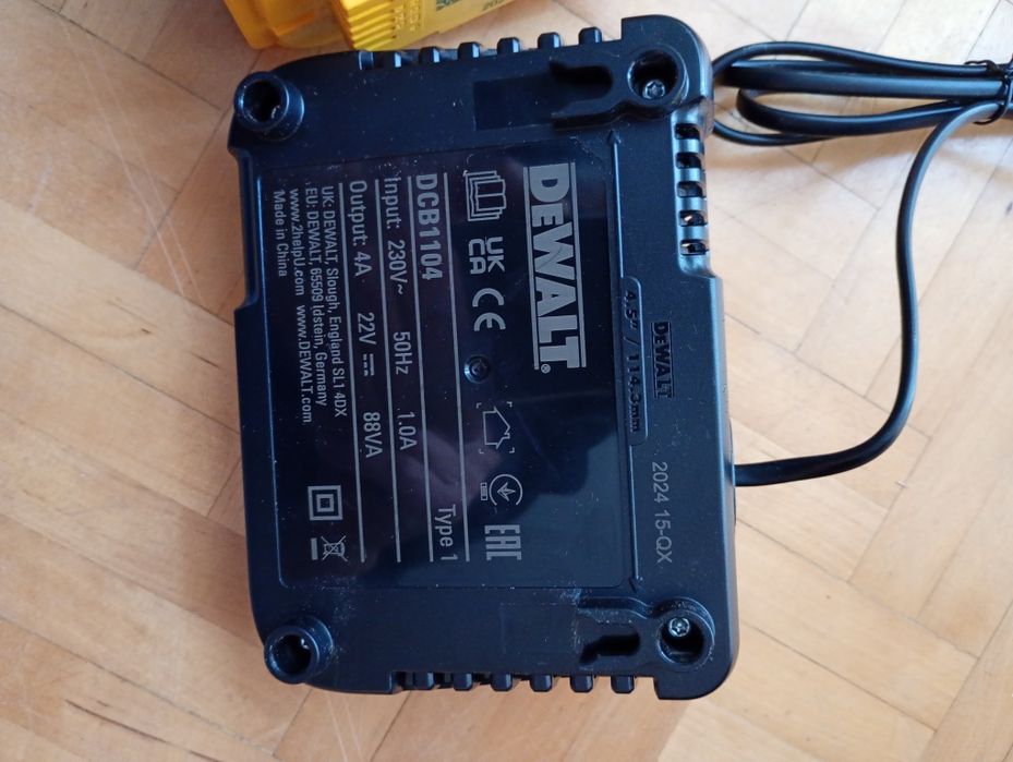 DeWalt dwie baterie z szybką ładowarką.