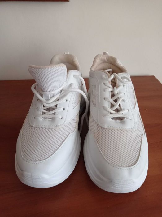 Buty sportowe damskie.