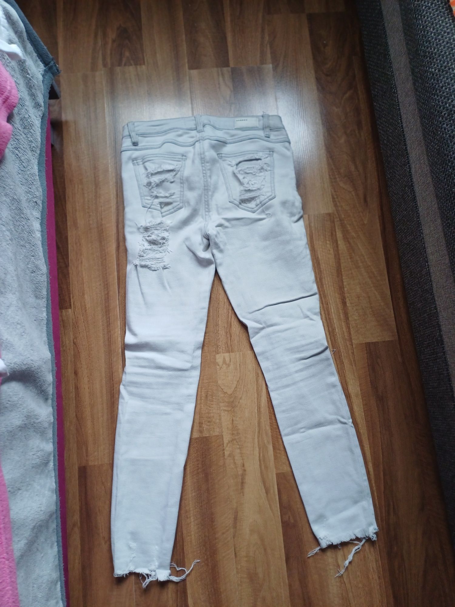 Spodnie jeansy  z dziurami przetarciami   r M