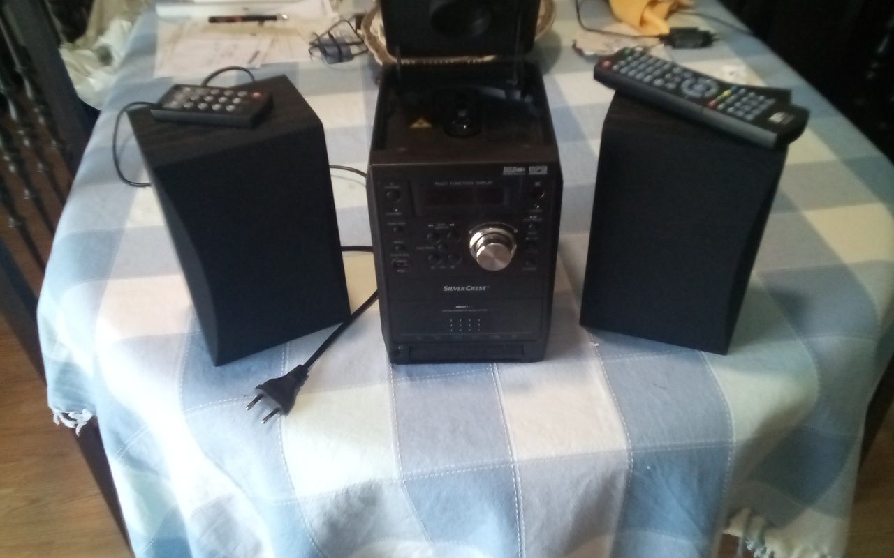 Aparelho de radio e CD com duas colunas.